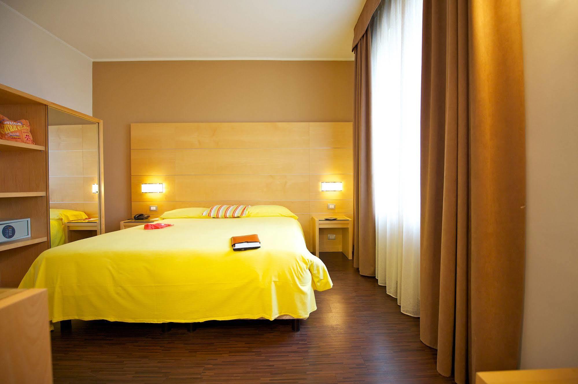 Ibis Styles Parma Toscanini Экстерьер фото